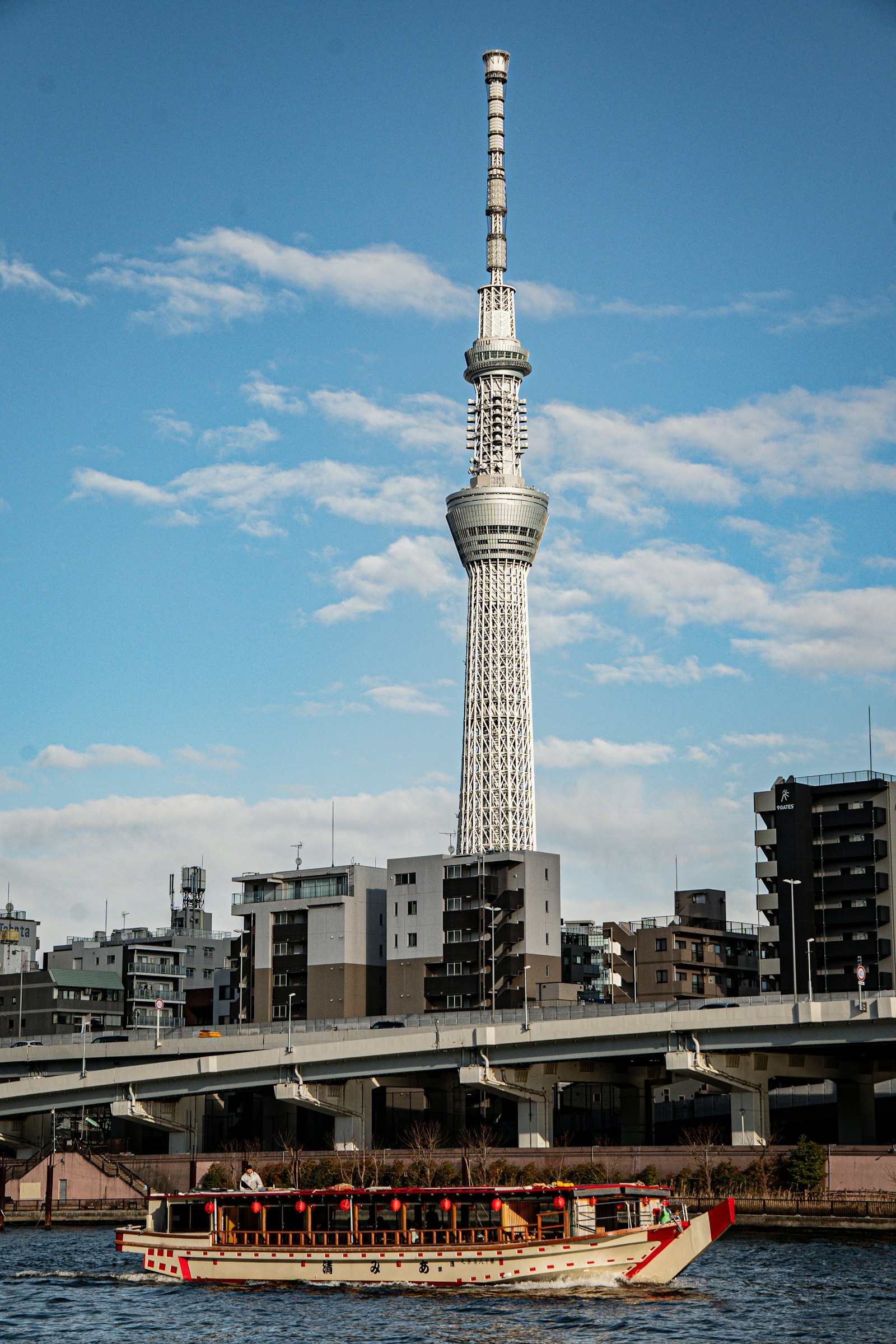 航行在隅田川上的屋形船与东京晴空塔